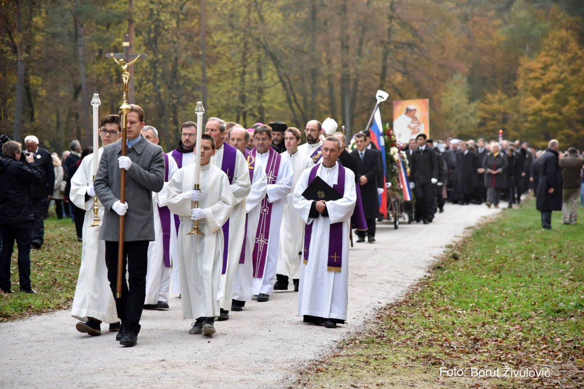 MM pogreb umorjenih hudajama17